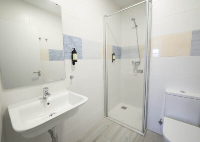 Habitación doble con baño moderno en Albergue