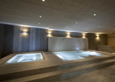 Jacuzzi y zona de relax en el SPA del Albergue Cruceiro de Pedrouzo