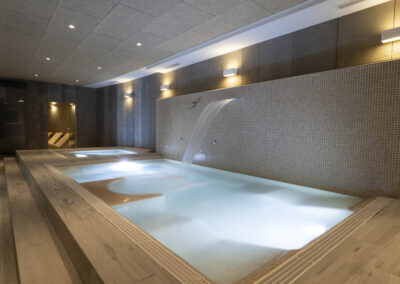 Chorros y cascada en zona de relax del SPA