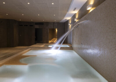 Chorro de agua en pared de mosaico en el SPA