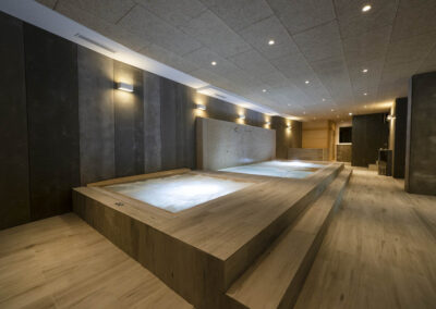 Interior del SPA con iluminación tenue en el Albergue Cruceiro de Pedrouzo