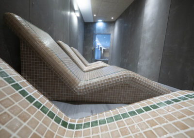 Zona de descanso con sillones ergonómicos de mosaico