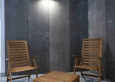 Rincón de relax con sillas de madera en el SPA