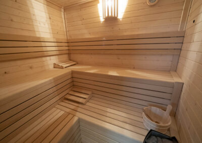 Sauna finlandesa de madera natural en el SPA del Albergue