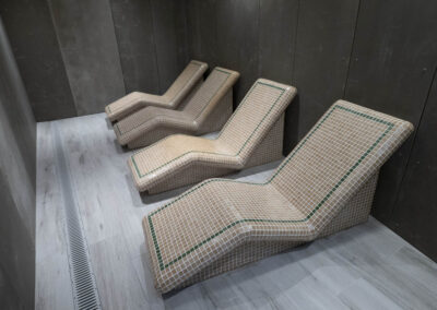 Tumbonas calefactadas de cerámica en zona de relax